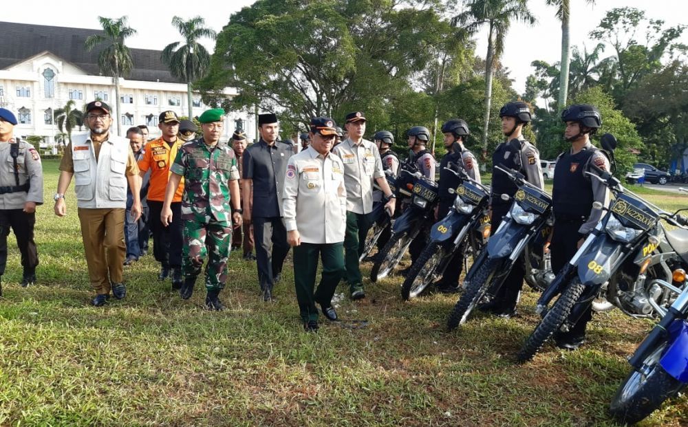 Gubernur Jambi Fachrori Umar memimpin Apel Siaga Bencana Hidrometeorologi Provinsi Jambi, bertempat di lapangan Kantor Gubernur Jambi, Senin (20/1).