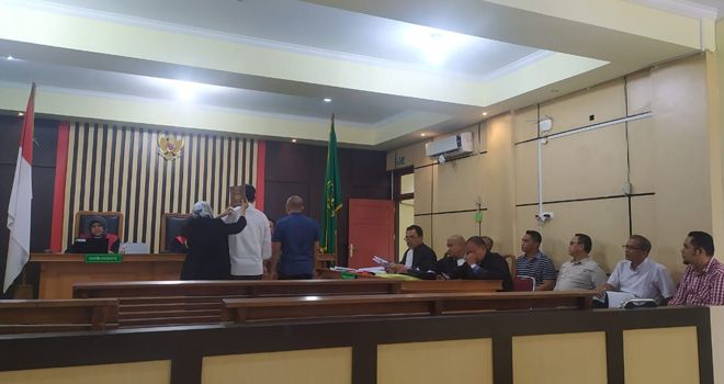 Sidang kasus dugaan korupsi pembangunan gedung Asrama Haji digelar, di Pengadilan Tipikor Jambi. Dalam sidang ini hakim meminta jaksa agar terdakwa dikenakan pasal lain.

