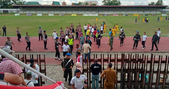setelah peluit panjang dibunyikan wasit tanda berakhirnya pertandingan, sempat terjadi insiden kericuhan.