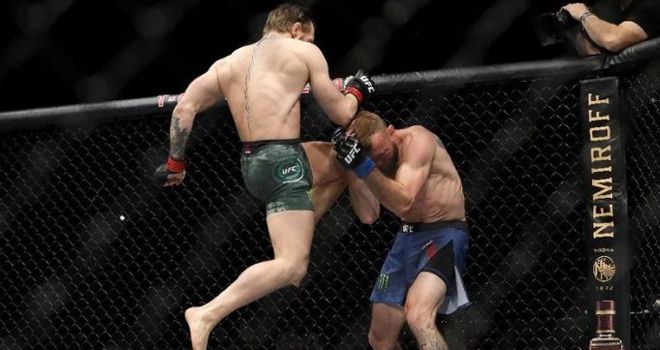 Tendangan lutut McGregor membuat 'Koboi' makin tersudut.
