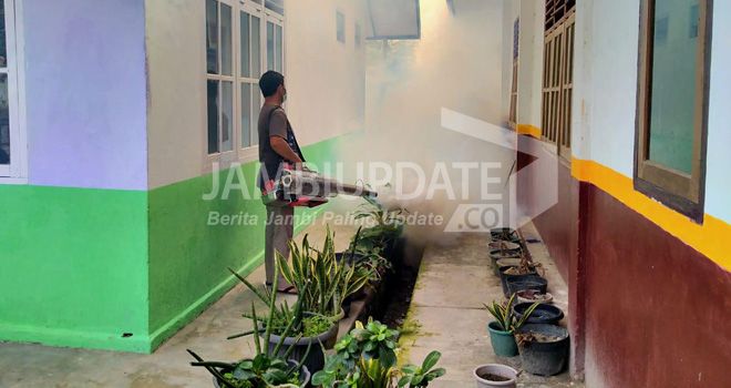 Petugas dari Dinkes Muaro Jambi, saat melakukan fogging ke rumah warga.