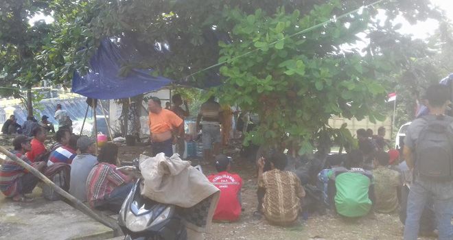 Puluhan masyarakat dari 12 desa di Kecamatan Mandiangin melakukan aksi dihalaman kantor Bupati Sarolangun.