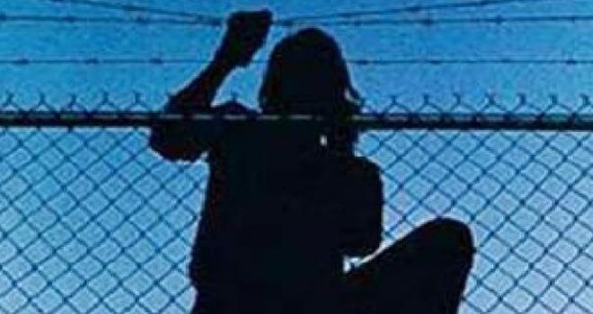 Terdakwa yang kabur tersebut bernana Rudi Arza Alis Datuk Bin Suharnak.