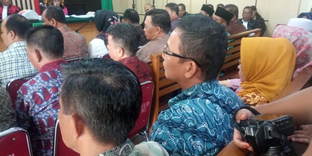 Sidang uang ketok palu.