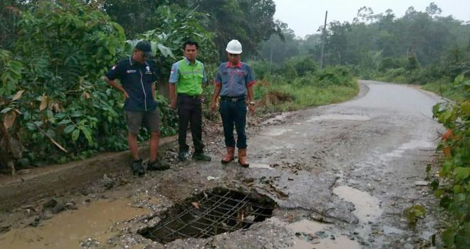 Jembatan Sungai Kemang Desa Betung Bedarah Barat Kecamatan Tebo Ilir, nyaris putus dan sebagian badan Jembatan banyak yang berlobang.