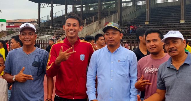 Hari Nur Yulianto (Jaket Merah), Pemain PSIS Semarang Yang Bantu PS Merangin Juara GC 2020.