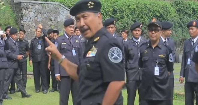 Pemimpin dan anggota Sunda Empire.

 


