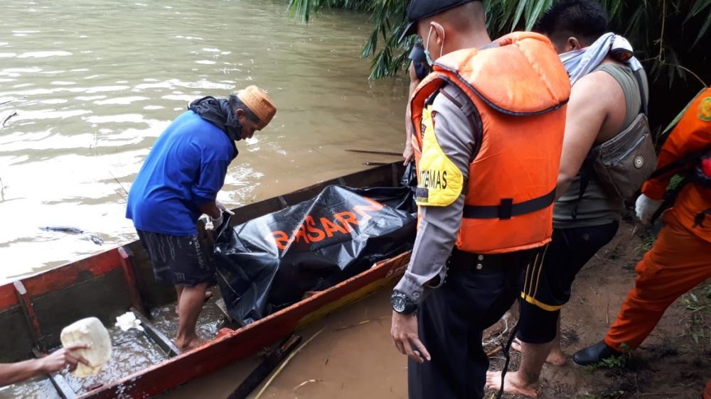 Tim pencarian korban tenggelam berhasil menemukan korban puluhan kilometer dari lokasi awal tenggelamnya.