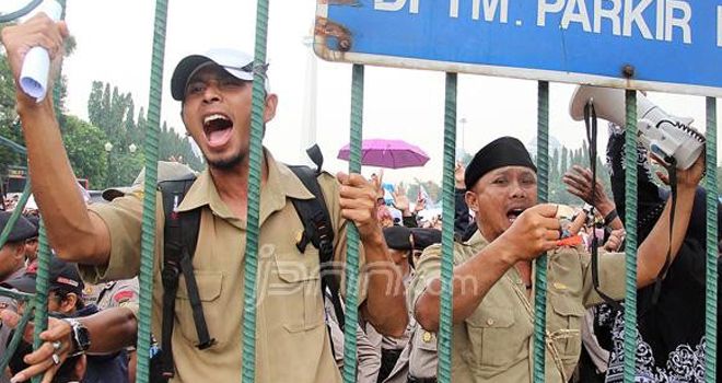 Tuntut Status, Ribuan Guru Honorer Demo Istana Ilustrasi.
