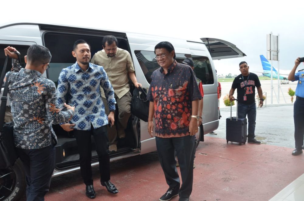 AHY dan AJB saat Sampai di Jambi.