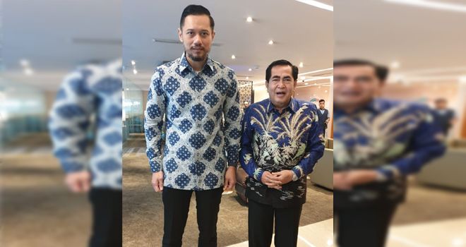 Tampak AHY saat mendarat di Bandara Sulthan Thaha Jambi didampingi oleh Walikota Sungai Penuh yang juga Ketua Dewan Pertimbangan Partai Demokrat Asafri Jaya Bakri (AJB).