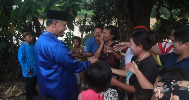 Sambutan hangat kaum hawa ini terlihat, dengan mengajak foto bersama Walikota Jambi ini. Fasha dengan ramahnya melayani permintaam foto bersama emak emak secara bergantian.