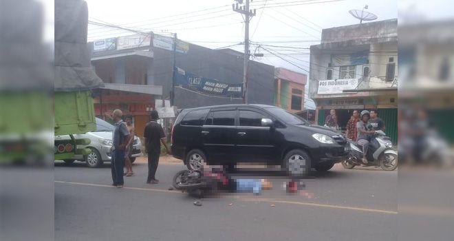 Kecelakaan yang terjadi di Jalan lintas Jambi - Bulian Rt. 07 Desa Mendalo Darat Kecamatan Jaluko Kabupaten Muaro Jambi pada Minggu (26/1) siang sekitar pukul 14.30 WIB.
