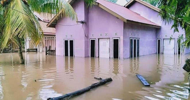 Puluhan rumah di Tebo terendam banjir, bahkan di beberapa kecamatan kondisi banjir belum nampak akan surut.