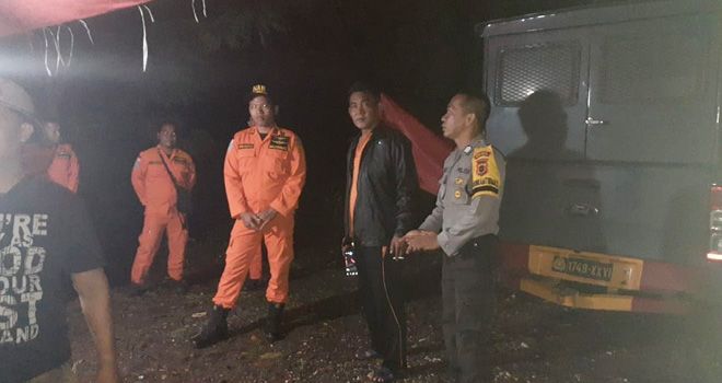 BPBD Merangin, SAR dan Polsek Bangko mendatangi lokasi untuk melakukan pencarian terhadap remaja yang hanyut di Sungai Batang Merangin.

