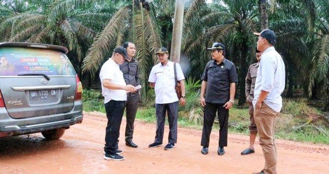 Anggota DPRD Muaro Jambi saat melakukan pengecekan pembangunan di Kabupaten Muarojambi.