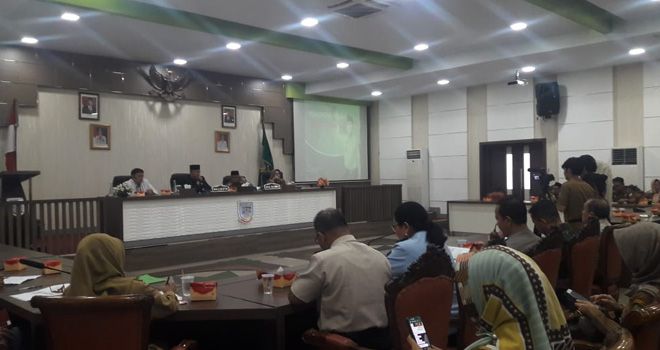 Rapat Koordinasi yang berlangsung di Ruang Pola Walikota Jambi, sengaja dihadirkan Direktur Rumah Sakit Pemerintah Swasta dan Negeri Kota Jambi, Kepala Devisi Keimigrasian, Kadis Kesehatan Kota Jambi dan Kepala Puskesmas Se-Kota jambi beserta rombongan.