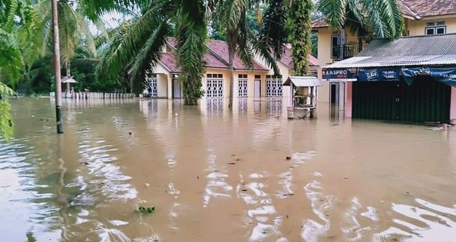 Imbas meluapnya air Sungai Batanghari, menyebabkan beberapa desa di Tebo terkena banjir.