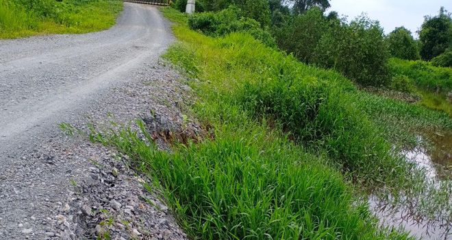 Pekerjaan yang ada di Desa Lumahan tepatnya pada pembangunan perkerasan jalan baru Desa lumahan menuju Desa Margarukun, saat ini rusak.