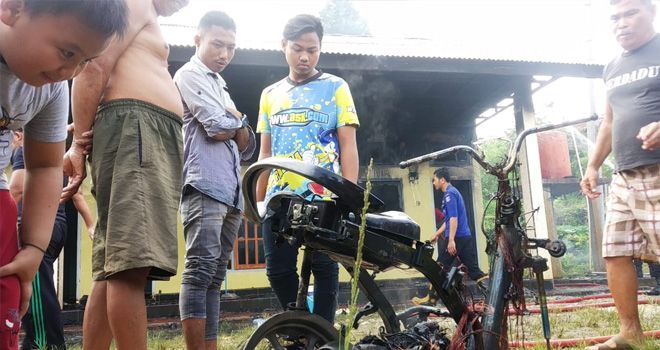 Sisa motor yang terbakar.