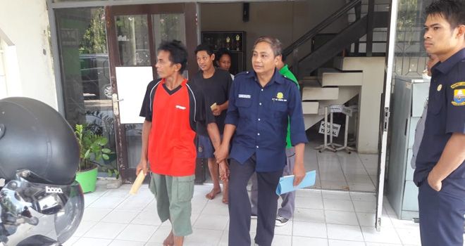 Tiga dari delapan orang pelaku Illegal Logging di kawasan Tanjab Timur diamankan oleh Tim Polisi Hutan setelah mereka melakukan pembalakan Kawasan Hutan Lindung Gambut.