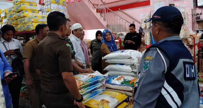 Satgas Pangan Batanghari saat melakukan sidak beras plastik di sejumlah pedagang maupun agen beras di tiga kecamatan di Batanghari.