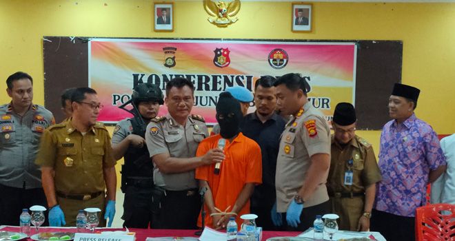 Pelaku penista agama yang sempat buron selama delapan hari akhirnya berhasil ditankap Tim Reskrim Polres Tanjabtim. Saat ini tersangka diamankan di Mapolres Tanjabtim.

