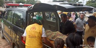 Jasad seorang siswi MTs Al-Hikmah di Tebo dibawa ke Puskesmas, ia diduga tewas dalam kolam Pemandian saat mengikuti kegiatan sekolah.

