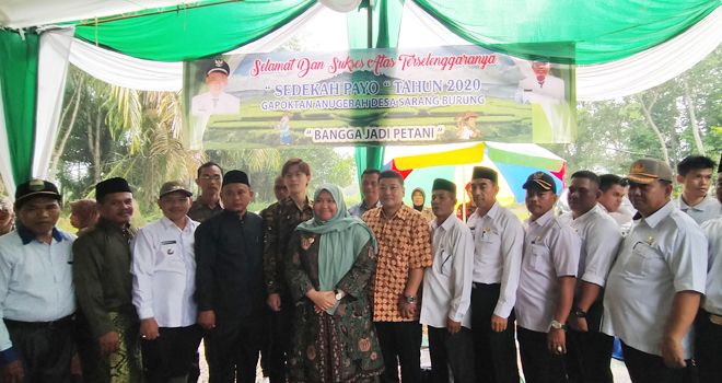 Bupati Muarojambi Hj. Masnah Busro SE menghadiri acara sedakah Payo turun Baumo di Desa Sarang Burung Kecamatan Jaluko Muarojambi.