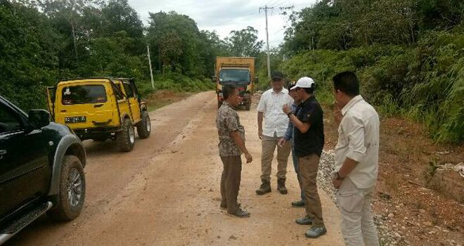 Dinas PUPR Sarolangun saat melakukan penggecekan lokasi pengaspalan jalan.