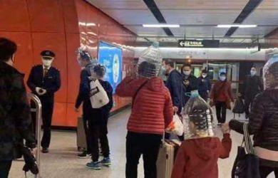 Warga China yang Menggunakan Masker Galon.