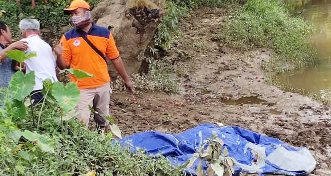 Faisal (18) warga dusun Paku Haji, Kecamatan Tanah Sepenggal Lintas yang dilaporkan hilang tiga hari lalu akhirnya ditemukan tak bernyawa, Sabtu (1/2) sekitar pukul 09.00 WIB.
