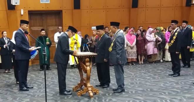 Sekretaris Jenderal Kemdikbud Prof Ainun Na'im resmi melantik Prof Drs. H. Sutrisno, M.Sc,Ph.D sebagai Rektor Universitas Jambi (Unja) masa jabatan 2020-2024 kemarin (31/1).