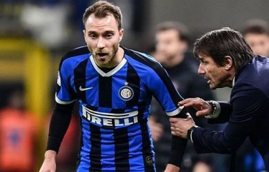 Pelatih Inter Milan, Antonio Conte memberikan instruksi kepada Christian Eriksen.

 

