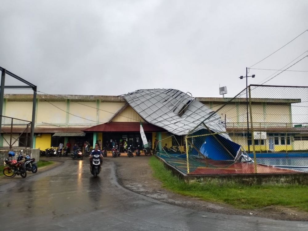  Atap  Stadion Persitaj Kuala Tungkal Terbang 