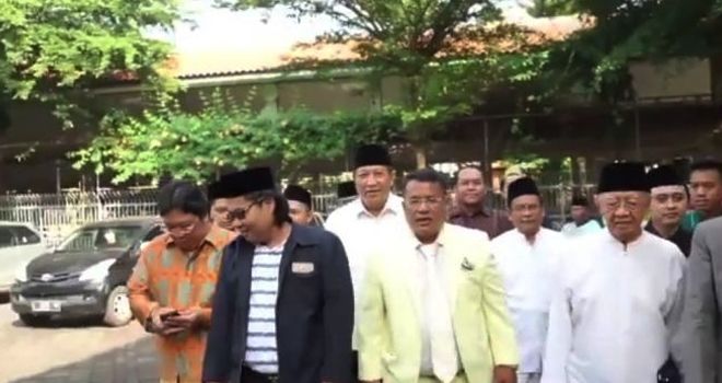 Kenangan tahun lalu saat Hotman Paris mendatangi Pesantren Tebu Ireng.

 

