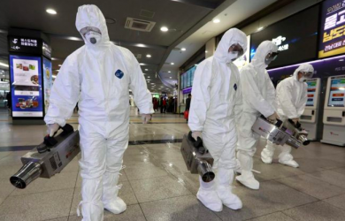 Petugas medis China melakukan penanganan penyebaran virus corona.
