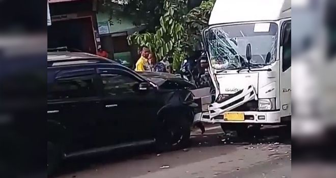 kecelakaan beruntun di simpang Rimbo Minggu (2/2) lalu. 