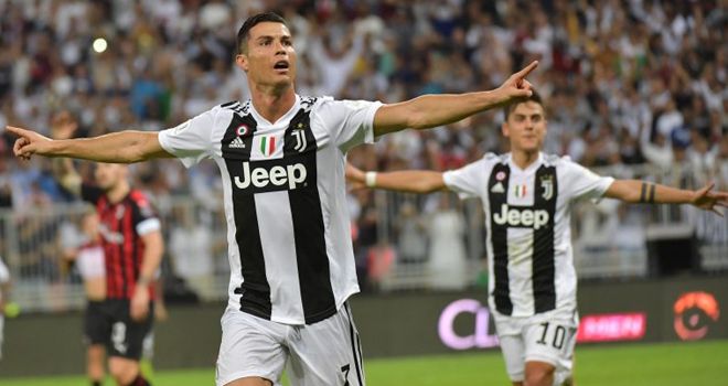 SELEBRASI: Lewat heading, Cristiano Ronaldo menembus jala gawang Donnaruma. Selebrasi khas pun ia lakukan di sudut lapangan hijau. 
