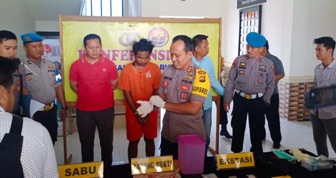 Kapolres Tanjabbar saat menunjukkan barang bukti berupa sabu dan Pil Ekstasi yang berhasil diamankan dari tangan tersangka FH.