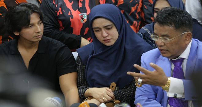 Fairus Sambangi Komnasham : Fairuz A. Rafiq bersama suami, Sonny Septian menyambangi Komisi Nasional (Komnas) Perempuan di kawasan Menteng, Jakarta Pusat, Senin (8/7/2019). Didampingi Hotman Paris Hutapea selaku kuasa hukum, mereka berencana meminta perlindungan kepada lembaga tersebut.
