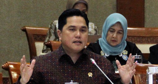 Menteri Badan Usaha Milik Negara (BUMN), Erick Thohir didampingi Wakil Menteri BUMN II, Kartiko Wirjoatmodjo serta Direktur utama PT Asuransi Jiwasraya, Hexana Tri Sasongko memberikan keterangan saat rapat kerja dengan Panitia kerja (Panja) Komisi VI DPR RI di Kompleks Parlemen, Senayan, Jakarta, Rabu (29/1/2020). Raker Panja Jiwasraya dengan Menteri BUMN dan Direksi PT. Asuransi Jiwasraya ini membahas penyelesaian pembayaran awal polis nasabah Jiwasraya yang direncanakan akan dibayar di akhir Maret, namun tidak menutup kemungkinan bisa dipercepat.
