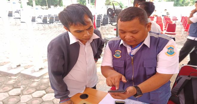 Panitia Rekrumen CPNS Kota pangkal Pinang memberi pemahaman Kepada Peserta yang telat Hadir.