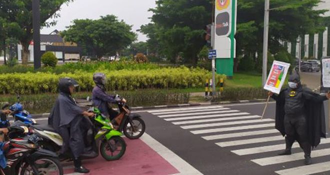 'Batman' pun turun ke jalan untuk sosialisasikan virus corona

