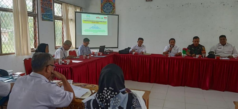 Sosialisasi dalam rangka memperkuat komitmen bersama masyarakat mewujudkan KLA di aula Kantor Camat Tebing Tinggi. 