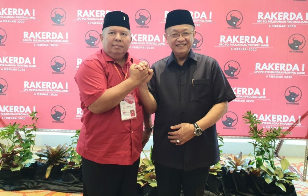 CE saat mengumbar kemesraan dengan Bupati Tanjabbar Safrial.