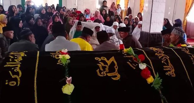 Meri bukan hanya saja melakukan Ijab Qabul tanpa dinikahkan langsung oleh ayahnya yang telah lama meninggal. Akan tetapi yang lebih menyedihkan lagi, ia melangsungkan ijab qabul didepan jenazah ibunya.