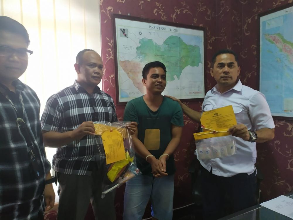 Tersangka Doma Hardika diamankan oleh tim Subdit II Direktorat Reserse Narkoba Polda Jambi karena memiliki sabu seberat 68,32 gram.
