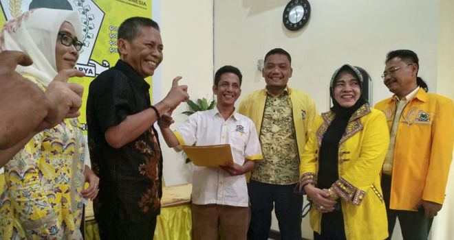 Cek Endra (CE) menjadi kandidat keempat yang mengambil formulir penjaringan Golkar. Ia datang di wakili tim pemenangan yang di komandoi Adri, selaku tim center.