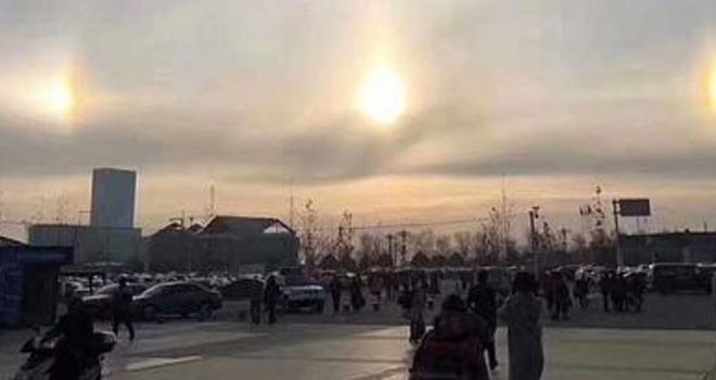 Tiga Matahari di Langit China.